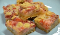 Fyra goda kakor med rabarber